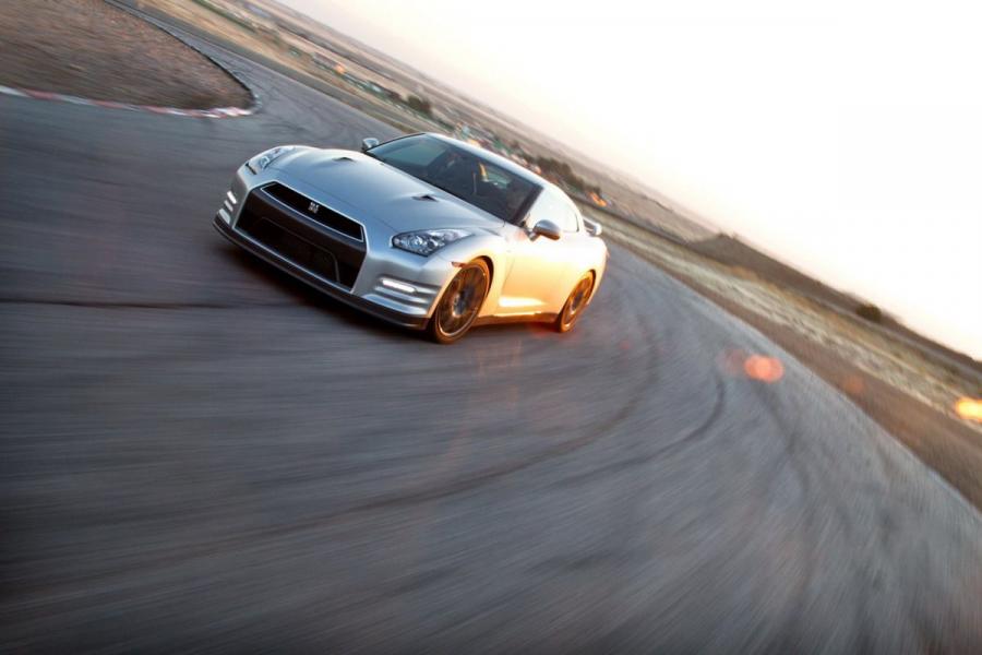  Nissan GT-R Premium 2013 года  (фото 2 из 36)